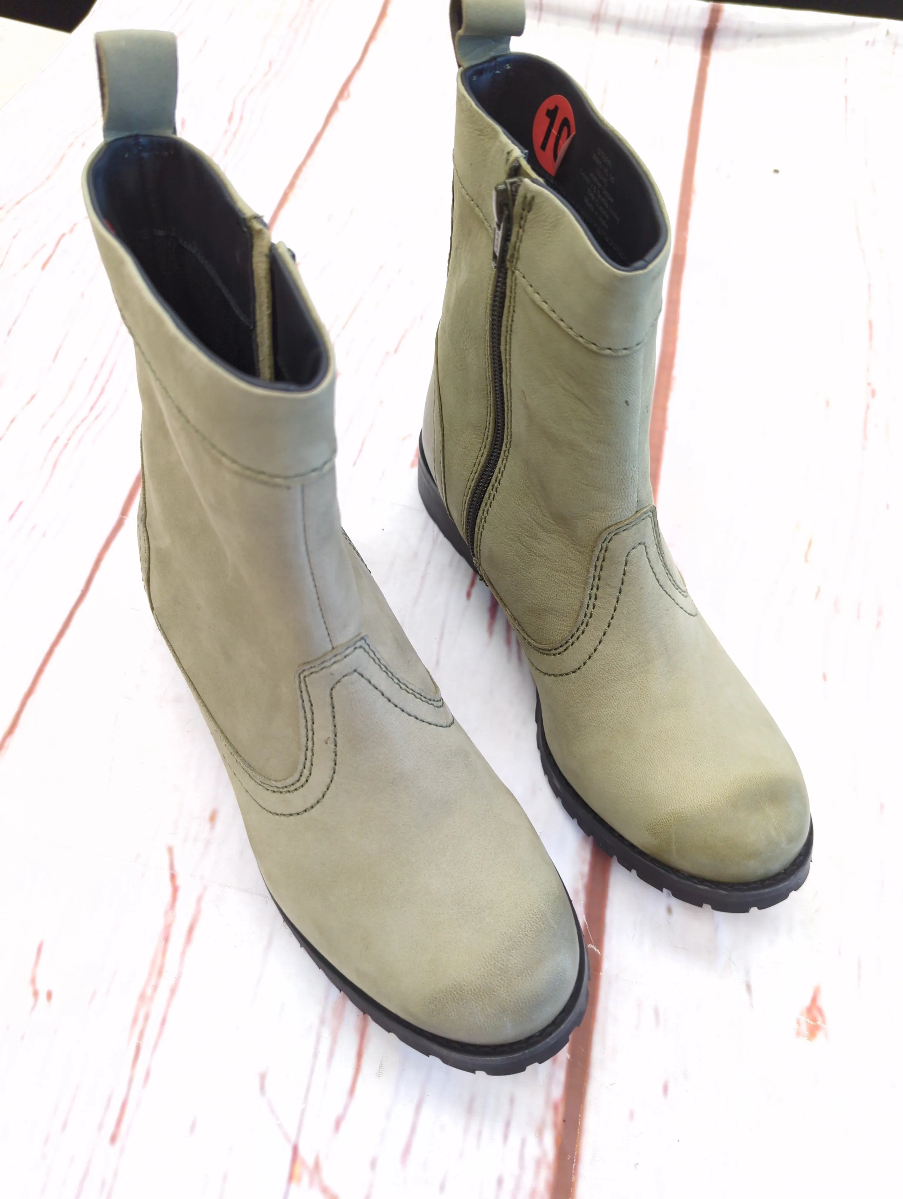 Boots Ankle Flats By Clothes Mentor  Size: 10